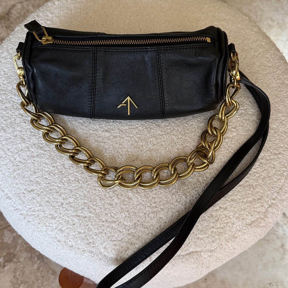 Chic Black Shoulder Bag with Gold Chain